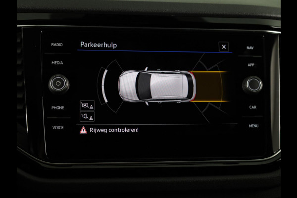 Volkswagen T-Roc 1.5 TSI Sport 150 pk Automaat (DSG) | Navigatie via App | Panoramadak | Parkeersensoren | Black Style pakket | Stoelverwarming |