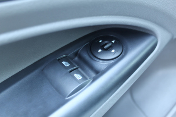 Ford Transit Connect 1.5 EcoBlue L2 Trend 3 Persoons, Airco, laadruimte Lang, schuifdeur re., spiegels verwarmb., telefoonvoorb., pdc achter,