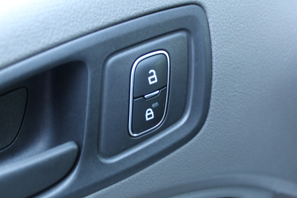 Ford Transit Connect 1.5 EcoBlue L2 Trend 3 Persoons, Airco, laadruimte Lang, schuifdeur re., spiegels verwarmb., telefoonvoorb., pdc achter,