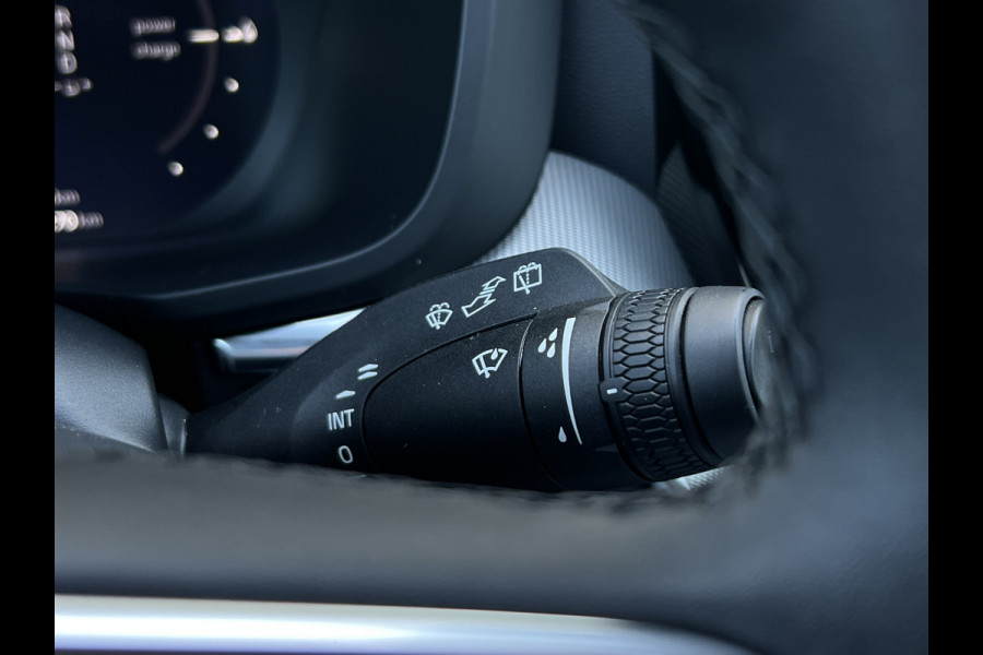 Volvo XC60 2.0 T6 Plug-in hybrid AWD Plus Black Edition | Trekhaak | Memory | Harman Kardon Audio | Pano