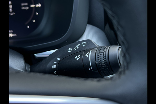 Volvo XC60 2.0 T6 Plug-in hybrid AWD Plus Black Edition | Trekhaak | Memory | Harman Kardon Audio | Pano