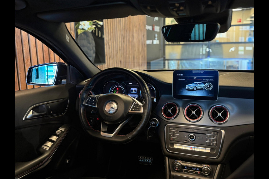 Mercedes-Benz GLA 180 Business Solution AMG / Pano / Camera / Sfeerverlichting
