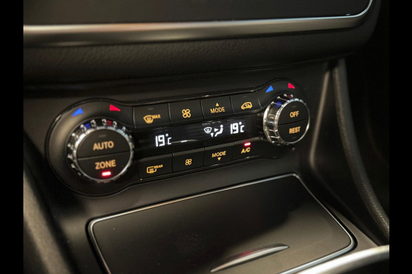 Mercedes-Benz GLA 180 Business Solution AMG / Pano / Camera / Sfeerverlichting