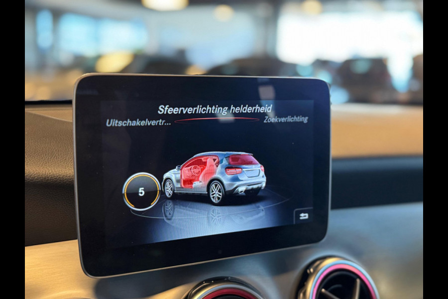 Mercedes-Benz GLA 180 Business Solution AMG / Pano / Camera / Sfeerverlichting