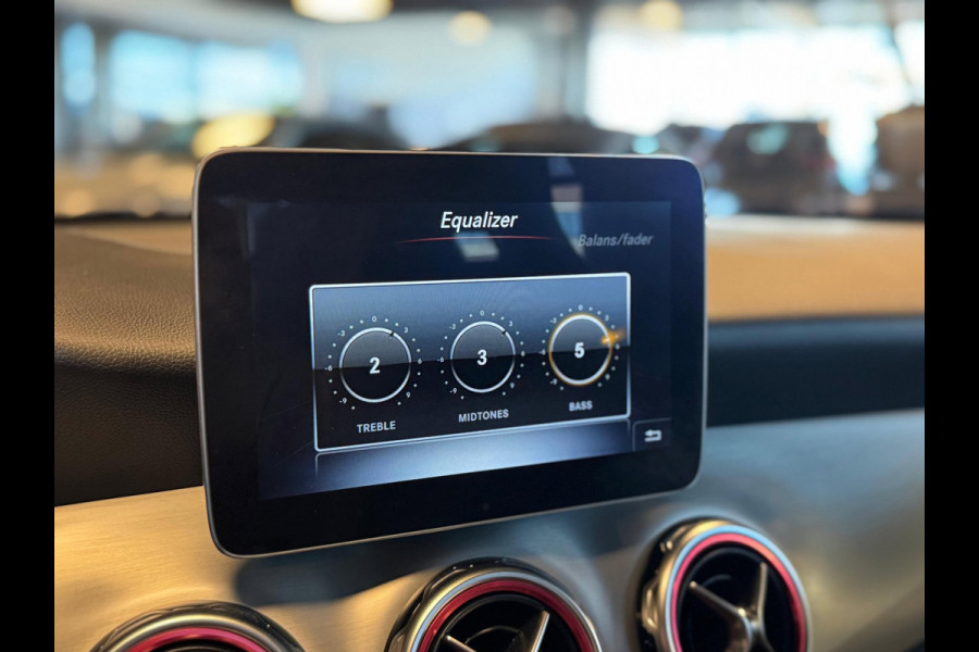 Mercedes-Benz GLA 180 Business Solution AMG / Pano / Camera / Sfeerverlichting