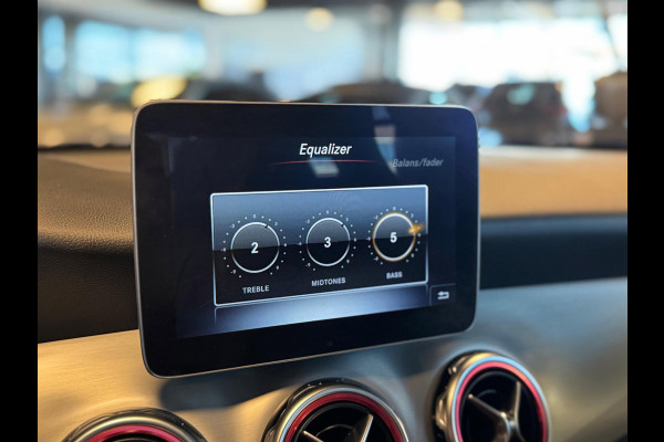 Mercedes-Benz GLA 180 Business Solution AMG / Pano / Camera / Sfeerverlichting