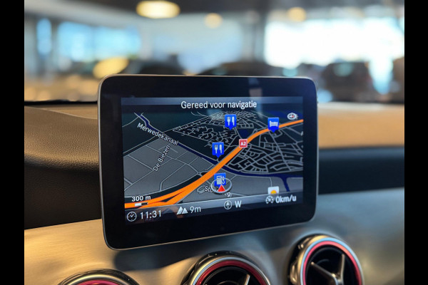 Mercedes-Benz GLA 180 Business Solution AMG / Pano / Camera / Sfeerverlichting