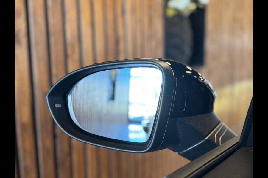 Volkswagen Golf 1.5 eTSI R-Line / 360 Camera / Pano / H/K / Stoel/Stuur verwarming / Carplay
