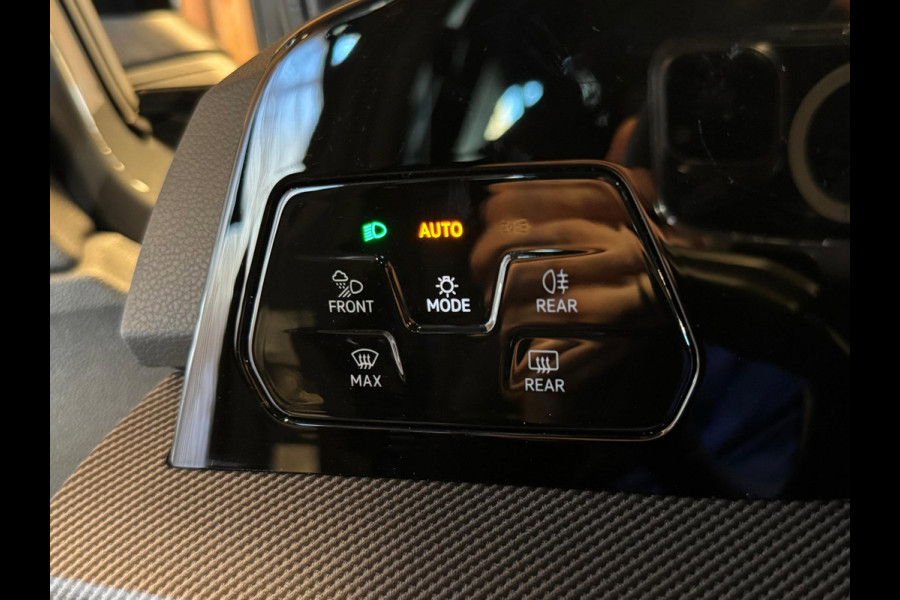 Volkswagen Golf 1.5 eTSI R-Line / 360 Camera / Pano / H/K / Stoel/Stuur verwarming / Carplay