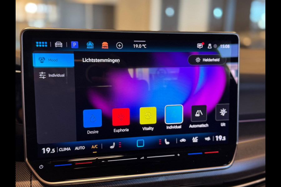 Volkswagen Golf 1.5 eTSI R-Line / 360 Camera / Pano / H/K / Stoel/Stuur verwarming / Carplay