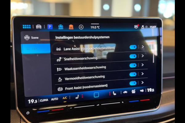 Volkswagen Golf 1.5 eTSI R-Line / 360 Camera / Pano / H/K / Stoel/Stuur verwarming / Carplay