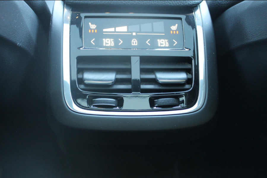 Volvo XC60 B5 250PK Automaat Momentum Exclusive Panoramisch schuif-kanteldak / Head-Up display / Semi elektrisch wegklapbare trekhaak / 19" lichtmetalen velgen / 360 graden rondomzicht camera