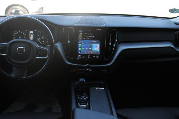 Volvo XC60 B5 250PK Automaat Momentum Exclusive Panoramisch schuif-kanteldak / Head-Up display / Semi elektrisch wegklapbare trekhaak / 19" lichtmetalen velgen / 360 graden rondomzicht camera
