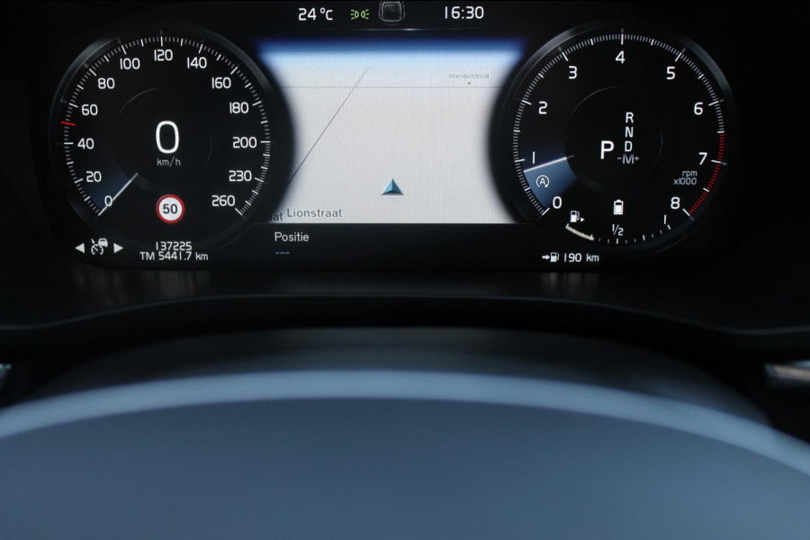 Volvo XC60 B5 250PK Automaat Momentum Exclusive Panoramisch schuif-kanteldak / Head-Up display / Semi elektrisch wegklapbare trekhaak / 19" lichtmetalen velgen / 360 graden rondomzicht camera