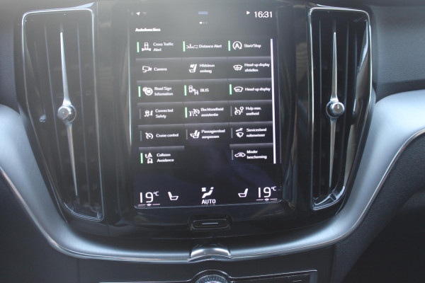 Volvo XC60 B5 250PK Automaat Momentum Exclusive Panoramisch schuif-kanteldak / Head-Up display / Semi elektrisch wegklapbare trekhaak / 19" lichtmetalen velgen / 360 graden rondomzicht camera