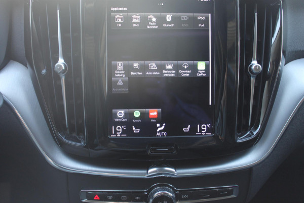 Volvo XC60 B5 250PK Automaat Momentum Exclusive Panoramisch schuif-kanteldak / Head-Up display / Semi elektrisch wegklapbare trekhaak / 19" lichtmetalen velgen / 360 graden rondomzicht camera