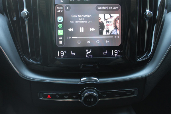 Volvo XC60 B5 250PK Automaat Momentum Exclusive Panoramisch schuif-kanteldak / Head-Up display / Semi elektrisch wegklapbare trekhaak / 19" lichtmetalen velgen / 360 graden rondomzicht camera