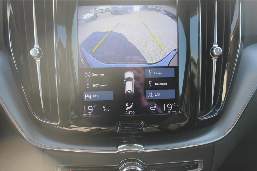 Volvo XC60 B5 250PK Automaat Momentum Exclusive Panoramisch schuif-kanteldak / Head-Up display / Semi elektrisch wegklapbare trekhaak / 19" lichtmetalen velgen / 360 graden rondomzicht camera