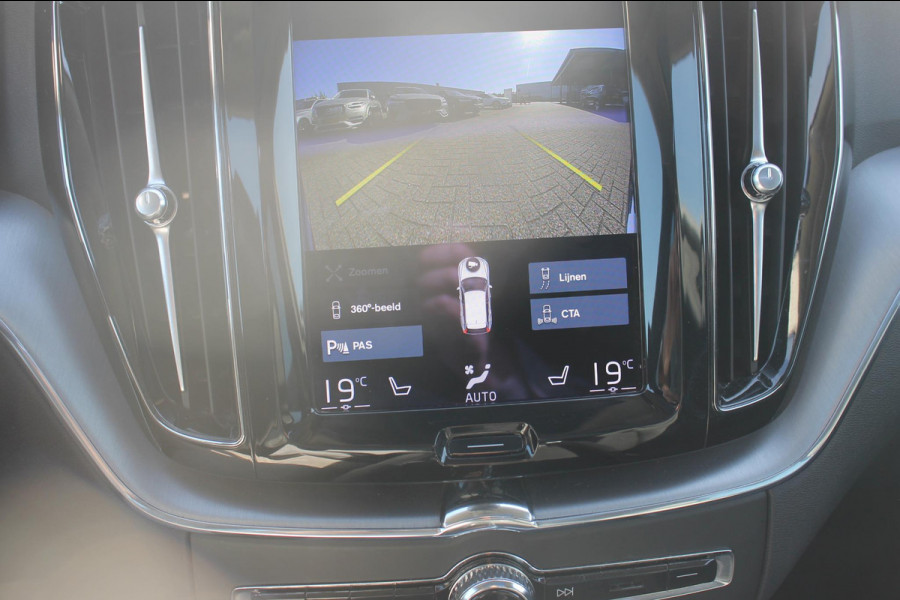 Volvo XC60 B5 250PK Automaat Momentum Exclusive Panoramisch schuif-kanteldak / Head-Up display / Semi elektrisch wegklapbare trekhaak / 19" lichtmetalen velgen / 360 graden rondomzicht camera