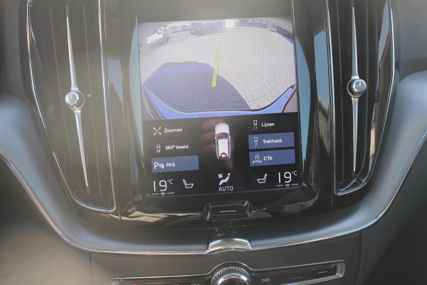 Volvo XC60 B5 250PK Automaat Momentum Exclusive Panoramisch schuif-kanteldak / Head-Up display / Semi elektrisch wegklapbare trekhaak / 19" lichtmetalen velgen / 360 graden rondomzicht camera