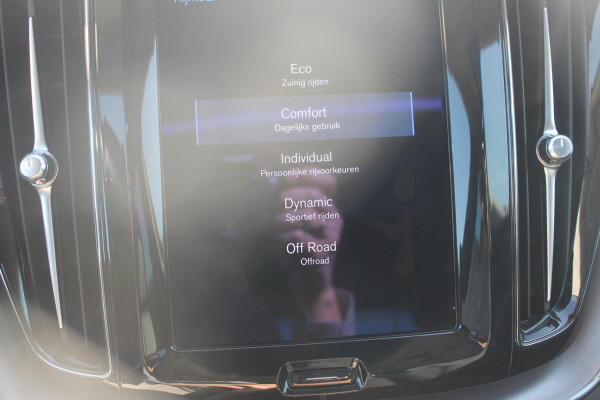 Volvo XC60 B5 250PK Automaat Momentum Exclusive Panoramisch schuif-kanteldak / Head-Up display / Semi elektrisch wegklapbare trekhaak / 19" lichtmetalen velgen / 360 graden rondomzicht camera