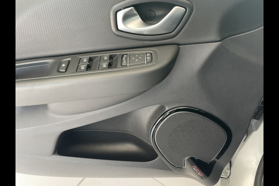 Renault Clio Estate 0.9 TCe Intens Airco - Achteruitrijcamera - Parkeersensor achter - Navigatie - Cruise control - Dakrails - Licht metalen velgen 16 inch - Led verlichting - Elektrische ramen - Keyless entry/ start - Bluetooth - Stuur multifunctioneel - Stuur leder - Radio