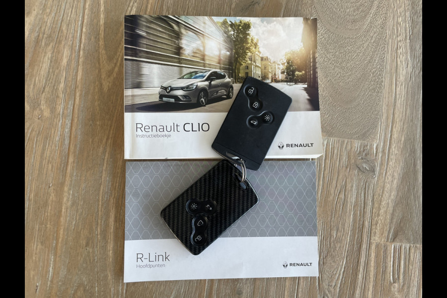 Renault Clio Estate 0.9 TCe Intens Airco - Achteruitrijcamera - Parkeersensor achter - Navigatie - Cruise control - Dakrails - Licht metalen velgen 16 inch - Led verlichting - Elektrische ramen - Keyless entry/ start - Bluetooth - Stuur multifunctioneel - Stuur leder - Radio