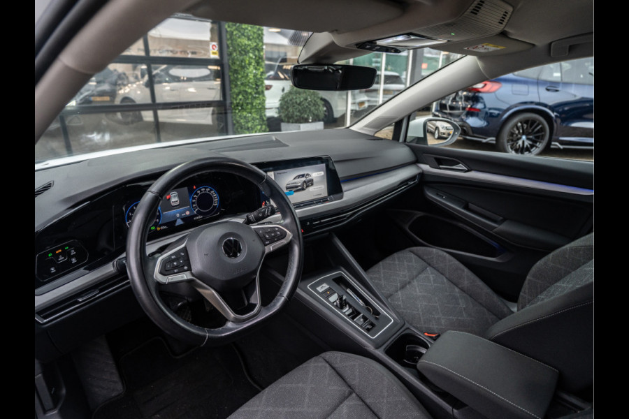 Volkswagen Golf 1.0 eTSI Life | Clima | Ambient | Carplay |