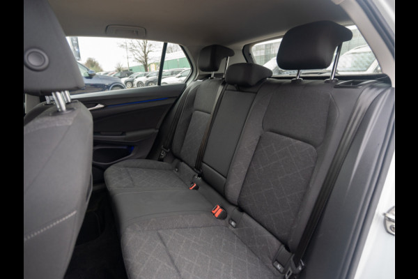 Volkswagen Golf 1.0 eTSI Life | Clima | Ambient | Carplay |