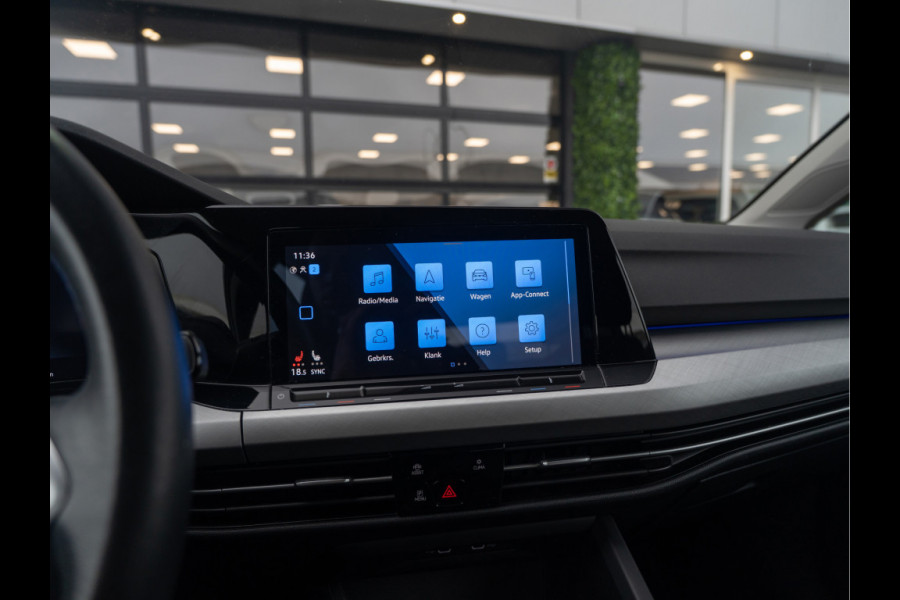 Volkswagen Golf 1.0 eTSI Life | Clima | Ambient | Carplay |