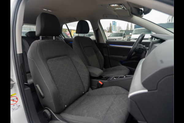 Volkswagen Golf 1.0 eTSI Life | Clima | Ambient | Carplay |