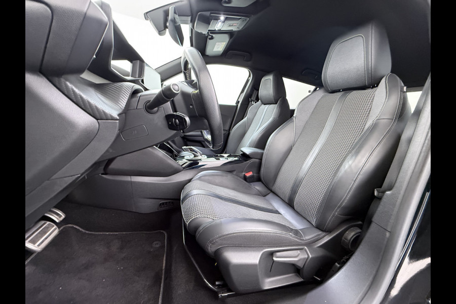 Peugeot e-2008 GT-Line EV50kWh Soh 93% 360Camera Navi Apple Carplay Android Ecc Cruise Control Keyless 1/2Leer Pdc DAB+ Bluetooth Led Connected services Verkeersbord detectie Usb PrivacyGlass 17''LM Regensensor Led Verkeersbord detectie