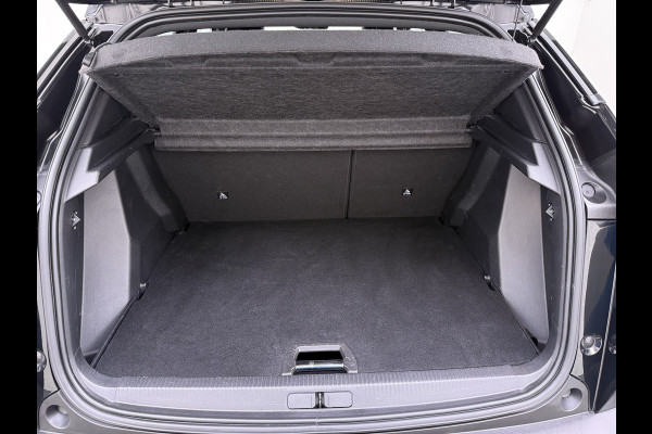 Peugeot e-2008 GT-Line EV50kWh Soh 93% 360Camera Navi Apple Carplay Android Ecc Cruise Control Keyless 1/2Leer Pdc DAB+ Bluetooth Led Connected services Verkeersbord detectie Usb PrivacyGlass 17''LM Regensensor Led Verkeersbord detectie