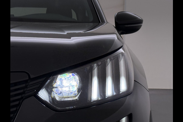 Peugeot e-2008 GT-Line EV50kWh Soh 93% 360Camera Navi Apple Carplay Android Ecc Cruise Control Keyless 1/2Leer Pdc DAB+ Bluetooth Led Connected services Verkeersbord detectie Usb PrivacyGlass 17''LM Regensensor Led Verkeersbord detectie