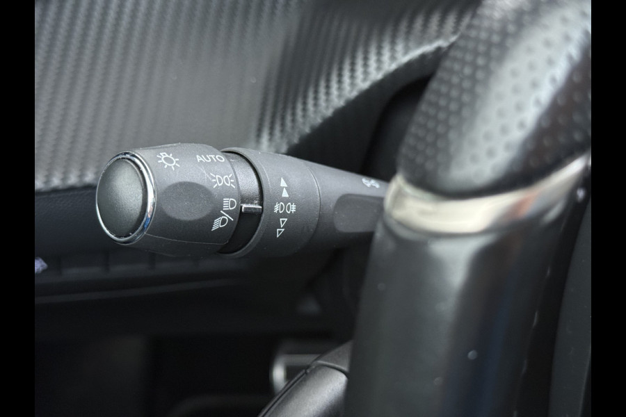 Peugeot e-2008 GT-Line EV50kWh Soh 93% 360Camera Navi Apple Carplay Android Ecc Cruise Control Keyless 1/2Leer Pdc DAB+ Bluetooth Led Connected services Verkeersbord detectie Usb PrivacyGlass 17''LM Regensensor Led Verkeersbord detectie