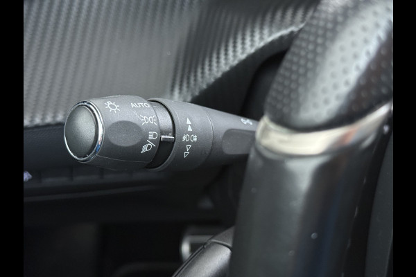 Peugeot e-2008 GT-Line EV50kWh Soh 93% 360Camera Navi Apple Carplay Android Ecc Cruise Control Keyless 1/2Leer Pdc DAB+ Bluetooth Led Connected services Verkeersbord detectie Usb PrivacyGlass 17''LM Regensensor Led Verkeersbord detectie