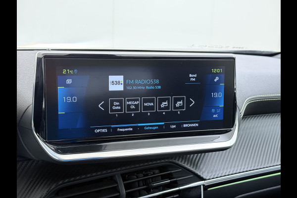 Peugeot e-2008 GT-Line EV50kWh Soh 93% 360Camera Navi Apple Carplay Android Ecc Cruise Control Keyless 1/2Leer Pdc DAB+ Bluetooth Led Connected services Verkeersbord detectie Usb PrivacyGlass 17''LM Regensensor Led Verkeersbord detectie