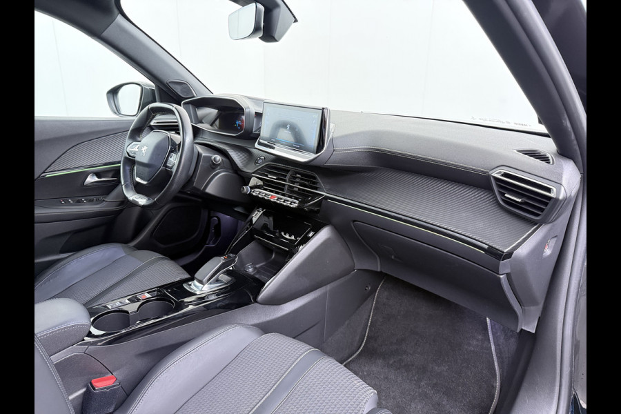 Peugeot e-2008 GT-Line EV50kWh Soh 93% 360Camera Navi Apple Carplay Android Ecc Cruise Control Keyless 1/2Leer Pdc DAB+ Bluetooth Led Connected services Verkeersbord detectie Usb PrivacyGlass 17''LM Regensensor Led Verkeersbord detectie