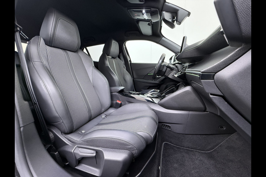 Peugeot e-2008 GT-Line EV50kWh Soh 93% 360Camera Navi Apple Carplay Android Ecc Cruise Control Keyless 1/2Leer Pdc DAB+ Bluetooth Led Connected services Verkeersbord detectie Usb PrivacyGlass 17''LM Regensensor Led Verkeersbord detectie