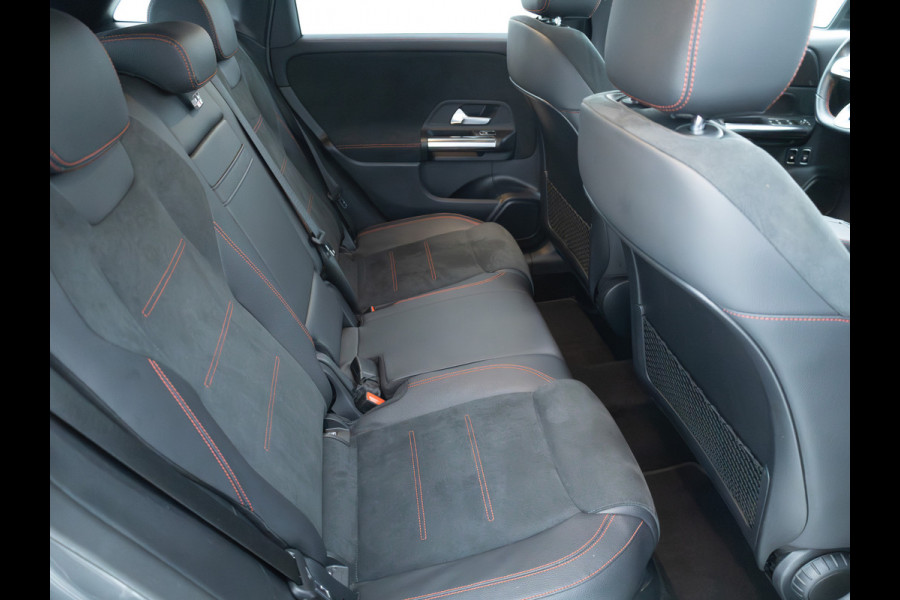 Mercedes-Benz B-Klasse 250 e AMG Line | Elec. Trekhaak | Elec. achterklep | Cruise | Camera | Stoelverwarming | Navigatie | App. connect | Sfeerverlichting