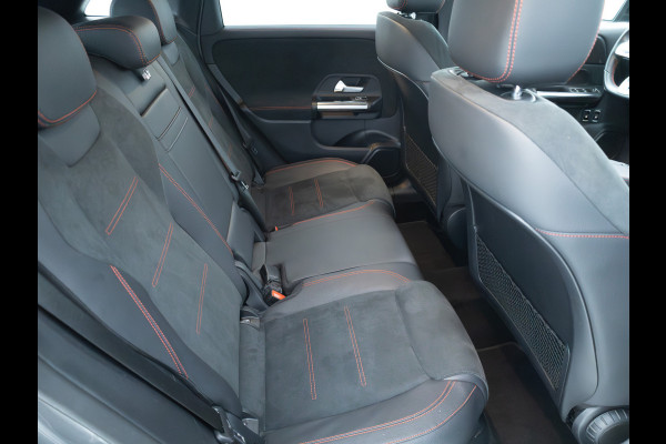 Mercedes-Benz B-Klasse 250 e AMG Line | Elec. Trekhaak | Elec. achterklep | Cruise | Camera | Stoelverwarming | Navigatie | App. connect | Sfeerverlichting