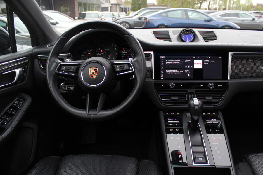 Porsche Macan 2.0 / Panoramadak / Camera / Carbon intr. / Matrix LED / Leder / 21'' / Sportchrono / Bose / CarPlay / Stoelventilatie+Verwarming / Stuurverwarming / Dodehoek / DAB / ACC