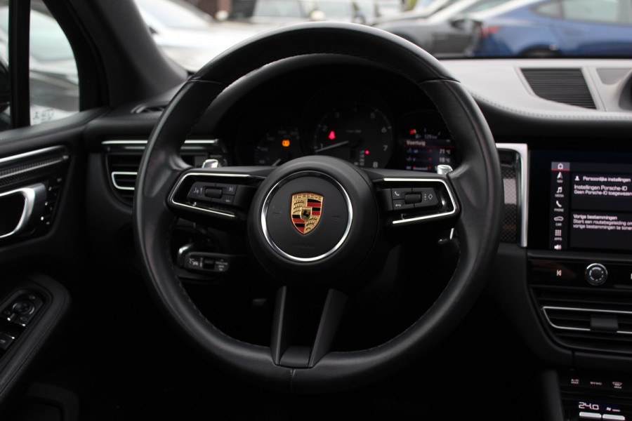 Porsche Macan 2.0 / Panoramadak / Camera / Carbon intr. / Matrix LED / Leder / 21'' / Sportchrono / Bose / CarPlay / Stoelventilatie+Verwarming / Stuurverwarming / Dodehoek / DAB / ACC