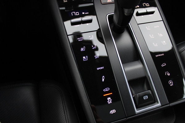 Porsche Macan 2.0 / Panoramadak / Camera / Carbon intr. / Matrix LED / Leder / 21'' / Sportchrono / Bose / CarPlay / Stoelventilatie+Verwarming / Stuurverwarming / Dodehoek / DAB / ACC