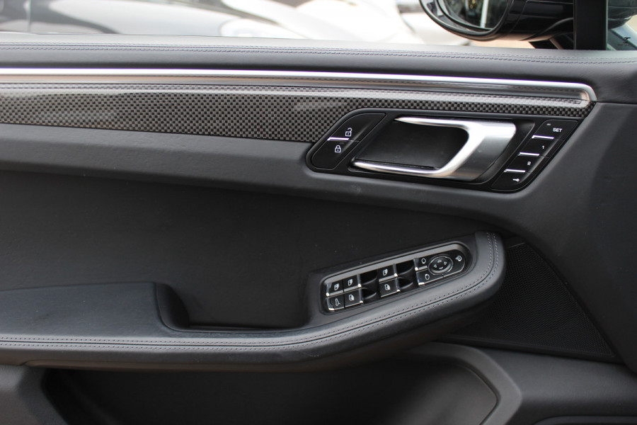 Porsche Macan 2.0 / Panoramadak / Camera / Carbon intr. / Matrix LED / Leder / 21'' / Sportchrono / Bose / CarPlay / Stoelventilatie+Verwarming / Stuurverwarming / Dodehoek / DAB / ACC