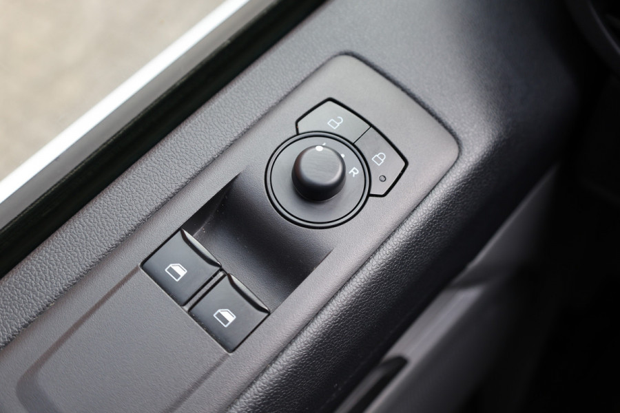 Ford Transit Custom 2.0 TDCI L2H1 DC | DUBBEL CABINE | CARPLAY | NAVIGATIE | CAMERA | PDC V+A | TREKHAAK | LEDEREN BEKLEDING | EURO 6 | BPM VRIJ | 6-ZITTER | DEALER ONDERHOUDEN