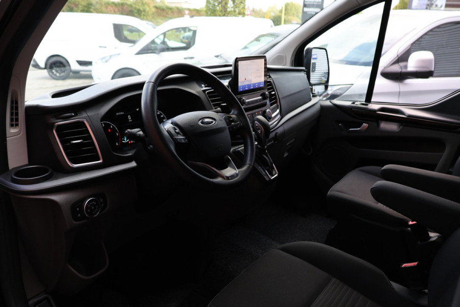 Ford Transit Custom 320 2.0 TDCI 170 PK L2H1 Limited DC | Dubbel cabine | ACC | Blind Spot | Elek stoelen | CarPlay | Camera | Navigatie | Trekhaak | DAB | PDC V+A | MF Stuur | 5-Zitter | Nieuwe APK | Dealer onderhouden | NAP Logisch | NL Auto