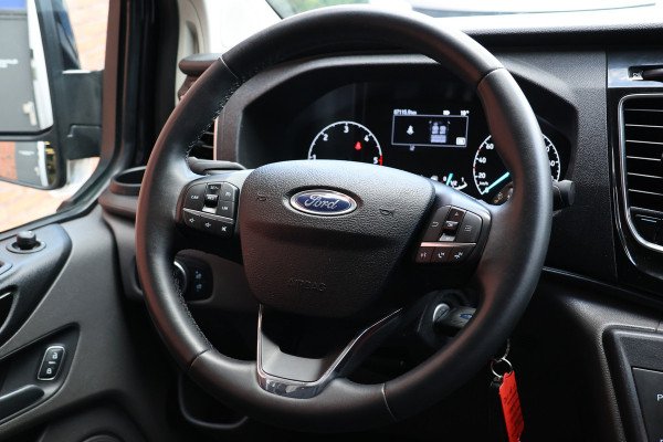 Ford Transit Custom 320 2.0 TDCI 170 PK L2H1 Limited DC | Dubbel cabine | ACC | Blind Spot | Elek stoelen | CarPlay | Camera | Navigatie | Trekhaak | DAB | PDC V+A | MF Stuur | 5-Zitter | Nieuwe APK | Dealer onderhouden | NAP Logisch | NL Auto