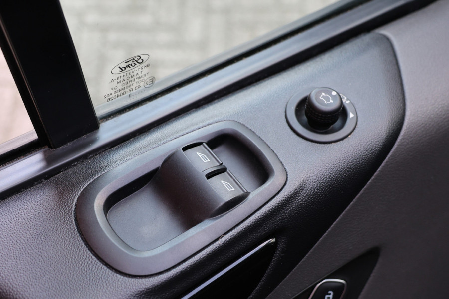 Ford Transit Custom 320 2.0 TDCI 170 PK L2H1 Limited DC | Dubbel cabine | ACC | Blind Spot | Elek stoelen | CarPlay | Camera | Navigatie | Trekhaak | DAB | PDC V+A | MF Stuur | 5-Zitter | Nieuwe APK | Dealer onderhouden | NAP Logisch | NL Auto