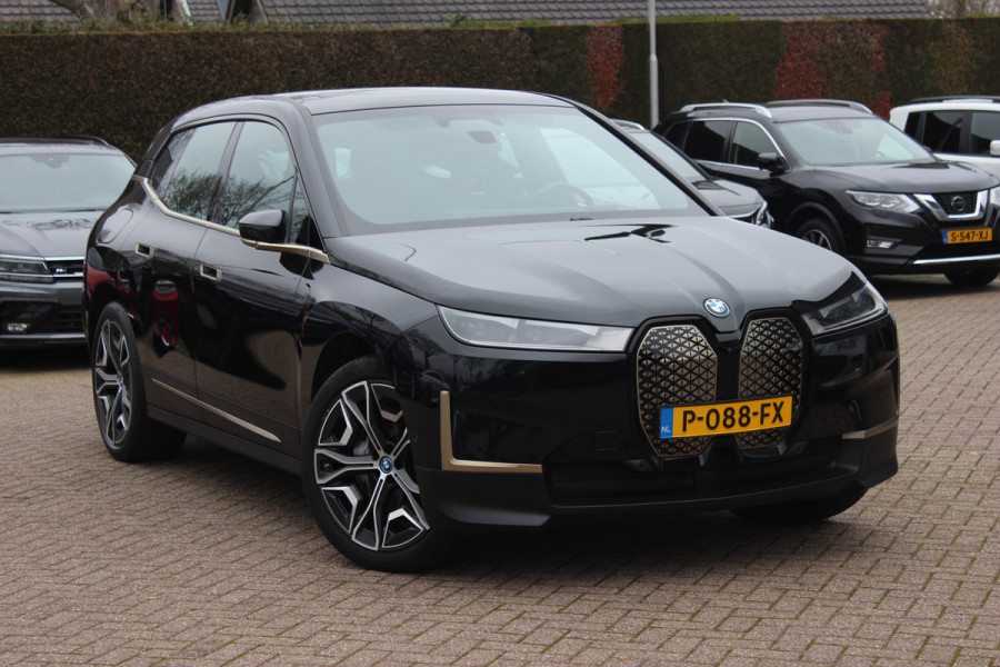 BMW iX xDrive50 High Executive 112 kWh / SOH 97,2% / Trekhaak / Panoramadak / Camera / Leder / 22'' / Luchtvering / Softclose / Harman Kardon / Apple CarPlay / Stoelverwarming / DAB / Dodehoek / ACC